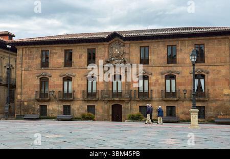 Oviedo, Espagne 26-05-2016 - Une journée grise à Oviedo avec des gens qui se promènent et discutent près du palais historique Valdecarzana-Heredia Banque D'Images