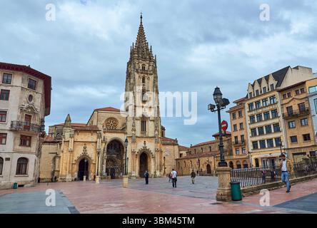 Oviedo, Espagne 26-05-2016 - la façade principale de la cathédrale d'Oviedo donne sur une place animée remplie de gens qui se promènent Banque D'Images