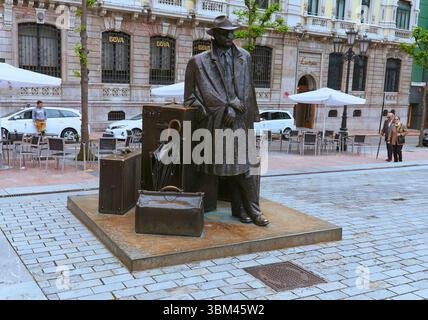Oviedo, Espagne 26-05-2016 - la statue de Williams B. Arrensberg se dresse silencieusement dans le centre-ville animé d'Oviedo. Banque D'Images
