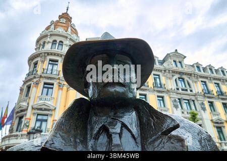 Oviedo, Espagne 26-05-2016 - gros plan détaillé du visage expressif de la statue de Williams B. Arrensberg à Oviedo Banque D'Images