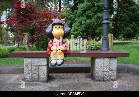 Oviedo, Espagne 26-05-2016 - la sculpture de Mafalda se trouve tranquillement sur un banc dans le parc San Francisco d’Oviedo Banque D'Images