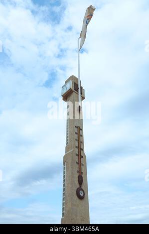 Horloge emblématique et thermomètre s'élèvent au-dessus de la Escalerona par temps clair à Gijón. Banque D'Images