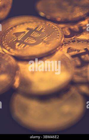 Gros plan sur les pièces d'or Bitcoin, les reflets de lumière douce, le concept de crypto-monnaie, le fond de la finance numérique, la technologie d'investissement financier Banque D'Images