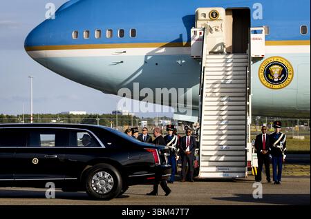 SCHIPHOL - Donald Trump, le président des États-Unis, arrive à l'aéroport de Schiphol sur Air Force One. Pour la première fois dans l'histoire de l'OTAN, les pays-Bas accueillent un sommet de l'OTAN. ANP KOEN VAN WEEL pays-bas Out - belgique Out Banque D'Images