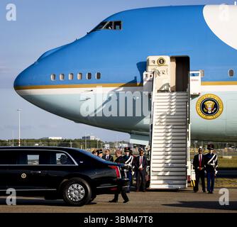 SCHIPHOL - Donald Trump, le président des États-Unis, arrive à l'aéroport de Schiphol sur Air Force One. Pour la première fois dans l'histoire de l'OTAN, les pays-Bas accueillent un sommet de l'OTAN. ANP KOEN VAN WEEL pays-bas Out - belgique Out Banque D'Images