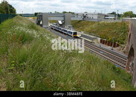 Un Chiltern Railways Class 165 DMU lors d'un voyage d'apprentissage de la route du conducteur à la nouvelle gare de Winslow, Buckinghamshire sur le projet de chemin de fer East West, le 12 juin Banque D'Images