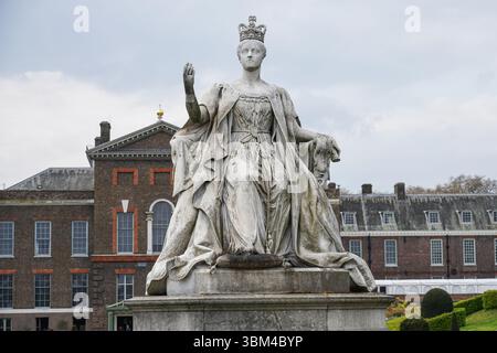 Statue de la Reine Victoria dans les jardins du palais de Kensington à Londres Angleterre Royaume-Uni Banque D'Images