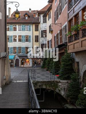Annecy, France, 8 décembre 2024. Bâtiments traditionnels colorés dans la vieille ville d'Annecy Banque D'Images
