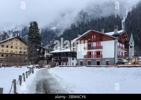 Gressoney-Saint-Jean, Vallée d'Aoste, Italie, 1er février 2025. Vue sur Gressoney, destination populaire pour les sports d'hiver et les vacances Banque D'Images