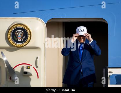 SCHIPHOL - Donald Trump, le président des États-Unis, arrive à l'aéroport de Schiphol sur Air Force One. Pour la première fois dans l'histoire de l'OTAN, les pays-Bas accueillent un sommet de l'OTAN. ANP KOEN VAN WEEL pays-bas Out - belgique Out Banque D'Images