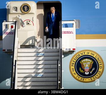 SCHIPHOL - Donald Trump, le président des États-Unis, arrive à l'aéroport de Schiphol sur Air Force One. Pour la première fois dans l'histoire de l'OTAN, les pays-Bas accueillent un sommet de l'OTAN. ANP KOEN VAN WEEL pays-bas Out - belgique Out Banque D'Images