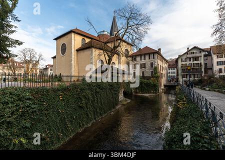 Annecy, France, 8 décembre 2024. Vue pittoresque sur Annecy, surnommée la Venise des Alpes pour ses canaux et voies navigables Banque D'Images