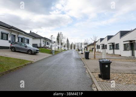 PETRVALD, TCHÉQUIE - 26 JANVIER 2024 : maisons familiales modernes construites par des promoteurs avec poubelles Banque D'Images