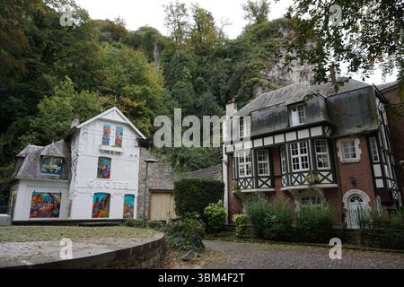 vue panoramique d'un ancien bâtiment célèbre à dinant, belgique au bord de la meuse Banque D'Images