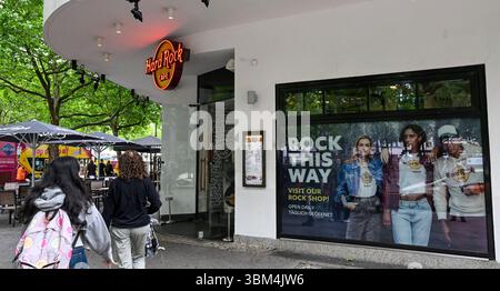 Berlin, Allemagne. 24 juin 2025. Le café hard rock sur Kurfürstendamm. Crédit : Jens Kalaene/dpa/Alamy Live News Banque D'Images