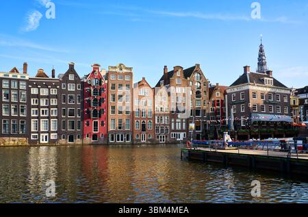 Amsterdam, pays-Bas – 17 septembre 2024 Damrak Dancing Houses Amsterdam pays-Bas. Les célèbres maisons de danse Damrak d'Amsterdam et le canal touristique. Banque D'Images