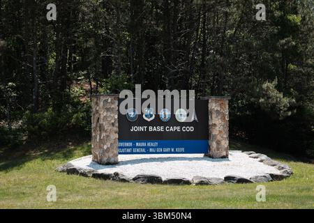 Bourne, ma - 3 juin 2025 : panneau d'entrée à la base interarmées Cape Cod avec leur logo ainsi que des symboles pour la Garde nationale aérienne, Garde nationale de l'Armée Banque D'Images
