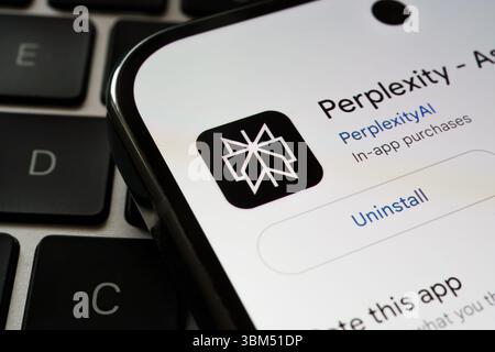 Logo Perplexity ai et interface de désinstallation montrés en gros plan sur l'écran mobile sur les touches de l'ordinateur portable. Stafford, Royaume-Uni, 24 juin 2025 Banque D'Images