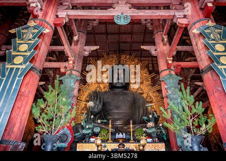 Grand Bouddha en bronze, Grande salle du Bouddha, temple Todai-ji, Nara, Japon Banque D'Images