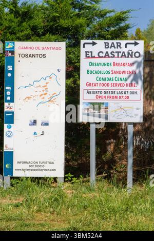 Femme pèlerin marchant le Camino de Santiago le chemin de Saint Jacques regardant une carte routière dans le village de Tosantos Castille et León Espagne Banque D'Images