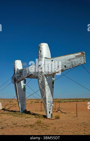 Plane Henge, Mutonia sculpture Park (par Robin Cooke), Oodnadatta Track, Outback, Australie méridionale. (Usage éditorial uniquement) Banque D'Images