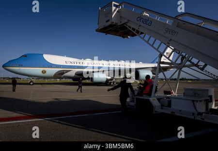 SCHIPHOL - Donald Trump, le président des États-Unis, arrive à l'aéroport de Schiphol sur Air Force One. Pour la première fois dans l'histoire de l'OTAN, les pays-Bas accueillent un sommet de l'OTAN. ANP KOEN VAN WEEL pays-bas Out - belgique Out Banque D'Images