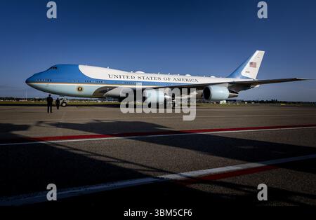 SCHIPHOL - Donald Trump, le président des États-Unis, arrive à l'aéroport de Schiphol sur Air Force One. Pour la première fois dans l'histoire de l'OTAN, les pays-Bas accueillent un sommet de l'OTAN. ANP KOEN VAN WEEL pays-bas Out - belgique Out Banque D'Images