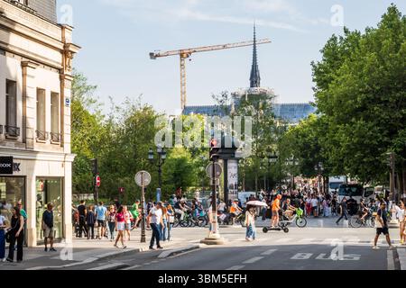 Paris, France - 22 juin 2025 : reconstruction achevée de la cathédrale notre-Dame de Paris photographiée depuis la rue du Renard en plein jour, Banque D'Images