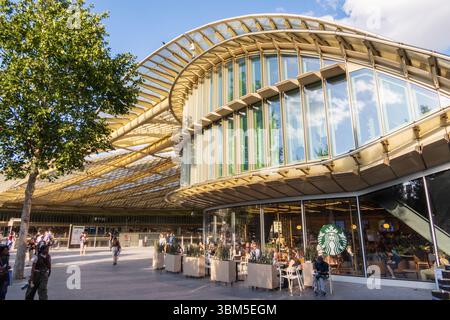 Paris, France - 23 juin 2025 : la Canopee, vaste toit ondulé en verre et acier, recouvre la gare de Châtelet-les-Halles reconstruite en 2016 et le Westf Banque D'Images