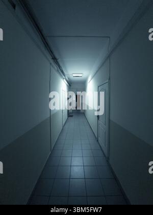 L'étrange et mystérieux couloir. Couloir vide faiblement éclairé avec murs blancs et sol carrelé. Banque D'Images