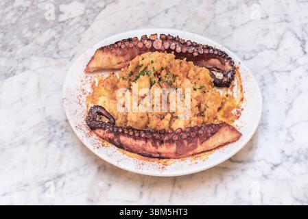Bien qu'il soit généralement servi comme collation ou tapa, le poulpe galicien a inspiré de nombreuses variations et fusions dans la cuisine moderne Banque D'Images