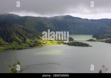 Vue paysage sur Twin Lakes Lagoon (Lagoa das Sete Cidades). Île de São Miguel, Açores Portugal Banque D'Images