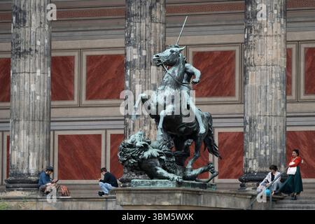 Berlin, Berlin, Allemagne. 24 juin 2025. Les gens attendent devant un musée à Berlin, en Allemagne. (Crédit image : © Matias Basualdo/ZUMA Press Wire) USAGE ÉDITORIAL SEULEMENT ! Non destiné à UN USAGE commercial ! Banque D'Images