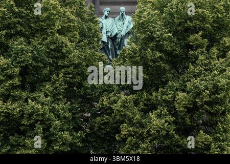 Berlin, Berlin, Allemagne. 24 juin 2025. Les statues de la cathédrale de Berlin sont vues à travers les arbres à Berlin, en Allemagne. (Crédit image : © Matias Basualdo/ZUMA Press Wire) USAGE ÉDITORIAL SEULEMENT ! Non destiné à UN USAGE commercial ! Banque D'Images