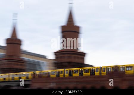 Berlin, Berlin, Allemagne. 24 juin 2025. Un train traverse le pont Oberbaumstrasse au coucher du soleil à Berlin, en Allemagne. (Crédit image : © Matias Basualdo/ZUMA Press Wire) USAGE ÉDITORIAL SEULEMENT ! Non destiné à UN USAGE commercial ! Banque D'Images