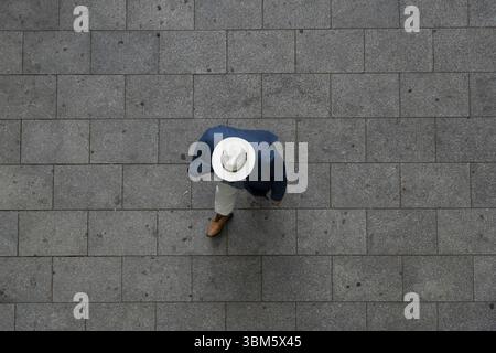 Berlin, Berlin, Allemagne. 24 juin 2025. Un homme marche à l'intérieur du Mall de Berlin, Allemagne. (Crédit image : © Matias Basualdo/ZUMA Press Wire) USAGE ÉDITORIAL SEULEMENT ! Non destiné à UN USAGE commercial ! Banque D'Images
