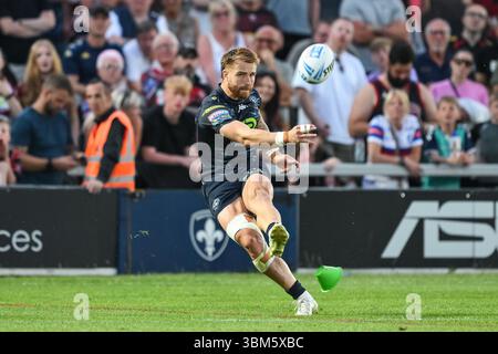 WAKEFIELD, ANGLETERRE - 20 juin 2025 : Adam Keighran des Wigan Warriors frappe au but lors de la finale 15 de la Betfred Super League Wakefield Trinity contre Wigan W. Banque D'Images