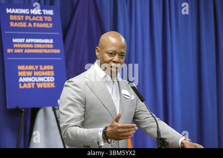 QUEENS, NEW YORK – 24 JUIN : le maire de New York Eric Adams, accompagné de la commissaire du NYPD Jessica S. Tisch et du conseiller municipal Francisco Moya, fait une annonce relative à la sécurité publique lors d’une conférence de presse au 115e commissariat du NYPD le 24 juin 2025 à Queens, New York. L’événement a souligné le succès de « l’opération Restore Roosevelt », une initiative ciblée visant à améliorer la sécurité et à renforcer la police communautaire le long du corridor de l’avenue Roosevelt. À la suite de l'annonce, le maire Adams a tenu un rendez-vous médiatique en personne pour répondre aux préoccupations du quartier et discuter des activités en cours Banque D'Images