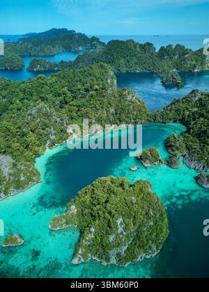 Formations karstiques et récifs coralliens, Lenmakana, archipel extérieur, Misool, Raja Ampat, Indonésie - aérien Banque D'Images
