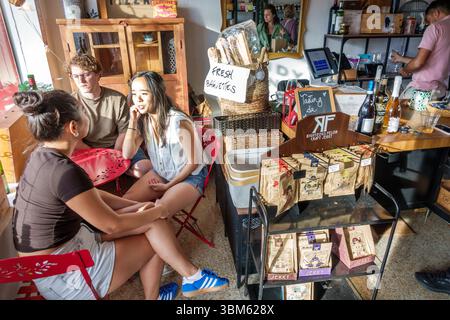 Miami Beach Florida, Normandie Isles, quartier des affaires de la 71st Street, promotion d'événement de l'association d'affaires de la fontaine de Normandie, magasin hop Grub Crawl, Normandie G. Banque D'Images