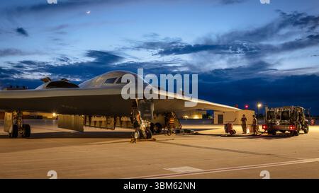 Les aviateurs des États-Unis affectés au 509th Logistics Readiness Squadron et au 393rd Bomber Generation Squadron effectuent le ravitaillement d'un B-2 Spirit à Whiteman Air Force base, Missouri, le 28 mai 2025. La 509th Bomb Wing et sa flotte de B-2 font partie de la force de combat conventionnelle et stratégique de l'US Air Force avec la capacité de projeter la puissance aérienne américaine partout dans le monde. (Photo de l'US Air Force par le sergent d'état-major Joshua Hastings) Banque D'Images