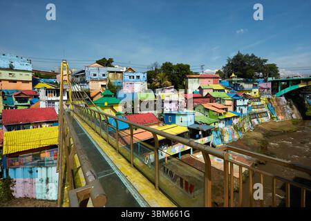 Pont piétonnier sur la rivière Brantas, Kampung Warna Warni, Jodipan ('le village coloré'), Malang, Java ; Indonésie Banque D'Images
