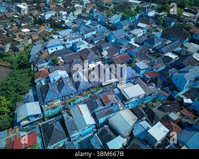 Kampung Biru Arema (le village bleu), Jodipan, Malang, Java oriental, Indonésie - aérien Banque D'Images