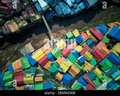 Kampung Warna Warni (le village coloré), et Brantas River, Jodipan, Malang, Java oriental, Indonésie - aérien Banque D'Images