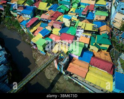 Kampung Warna Warni (le village coloré), et Brantas River, Jodipan, Malang, Java oriental, Indonésie - aérien Banque D'Images