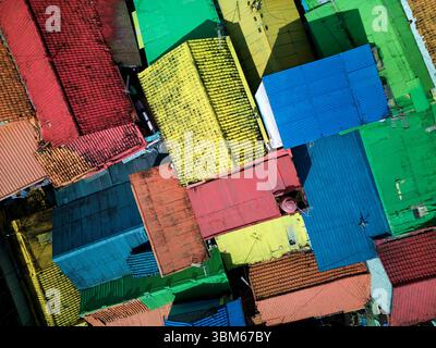 Toits de Kampung Warna Warni (le village coloré), Jodipan, Malang, Java oriental, Indonésie - aérien Banque D'Images