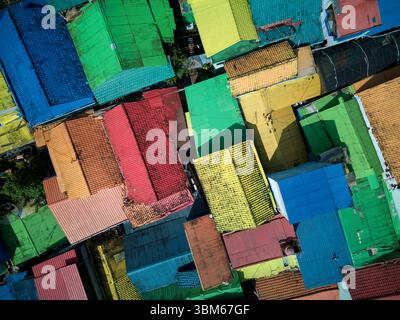 Toits de Kampung Warna Warni (le village coloré), Jodipan, Malang, Java oriental, Indonésie - aérien Banque D'Images