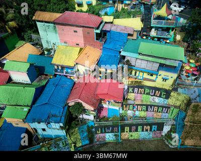 Toits de Kampung Warna Warni (le village coloré), Jodipan, Malang, Java oriental, Indonésie - aérien Banque D'Images