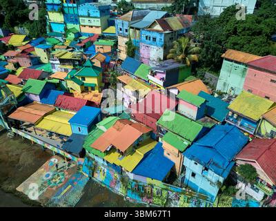 Kampung Warna Warni (le village coloré), Jodipan, Malang, Java oriental, Indonésie - aérien Banque D'Images