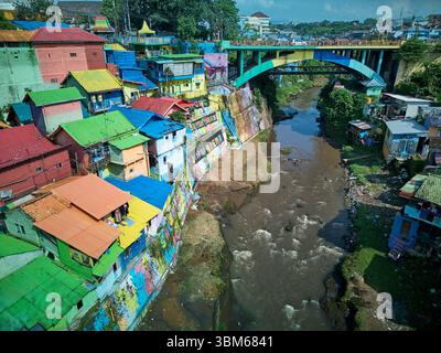 Kampung Warna Warni (le village coloré), et Brantas River, Jodipan, Malang, Java oriental, Indonésie - aérien Banque D'Images